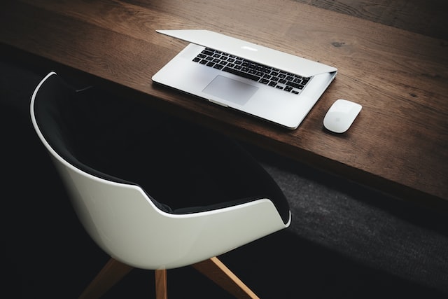 An Apple computer sits on a desktop.
