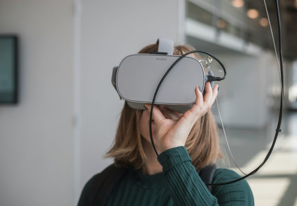 a woman with a VR Glasses